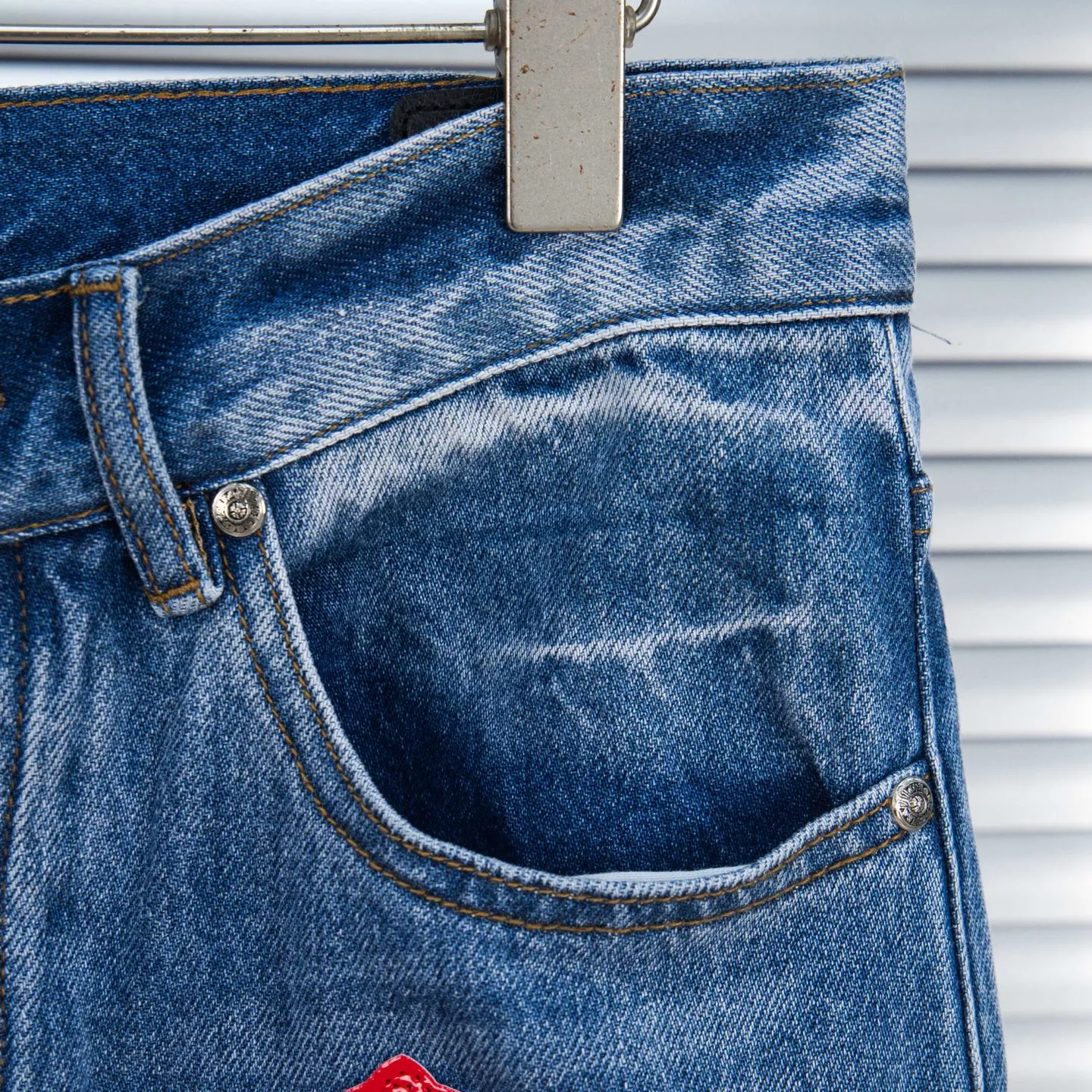 P290 high version Chrome Hearts blue denim with red black panther pattern multi-leather jeans. CH jeans need to be washed and then disassembled and hand-stitched with sheepskin cross leather and then spliced ​​together. The whole piece has too many craftsmanship to explain, patchwork cross pattern embellishment, high-waisted washed jeans! ! Absolutely high-end luxury products, god-level single products and super popular products, made with top heavy industry, a must-see magic weapon. Customized hardware. The fabric is thick and soft after washing. It has good breathability. Customized small leather label. Unique design. The details are simple and elegant, and the workmanship is exquisite. The entire trousers are neatly routed and the details are in place! It’s so cool that both men and women can easily control the genderless trend! Style number: 1799# Color: blue Size: 28 30 32 34 36